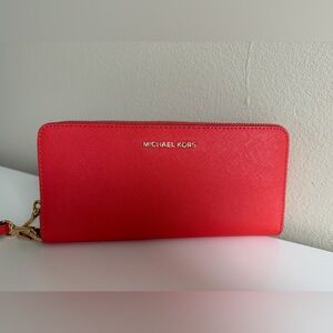 Michael Kors Jet Set Travel Large Logo
Continental Wristlet